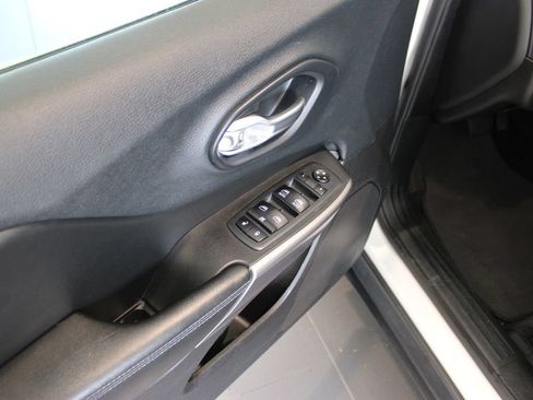 Used 2019 Jeep Cherokee Latitude Plus w/ Comfort/Convenience Group AWD/4WD image 30