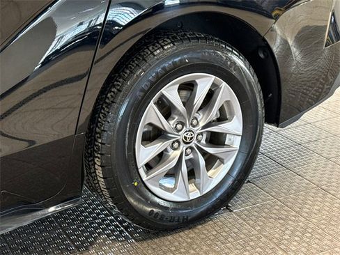 Used 2022 Toyota Sienna XLE image 7