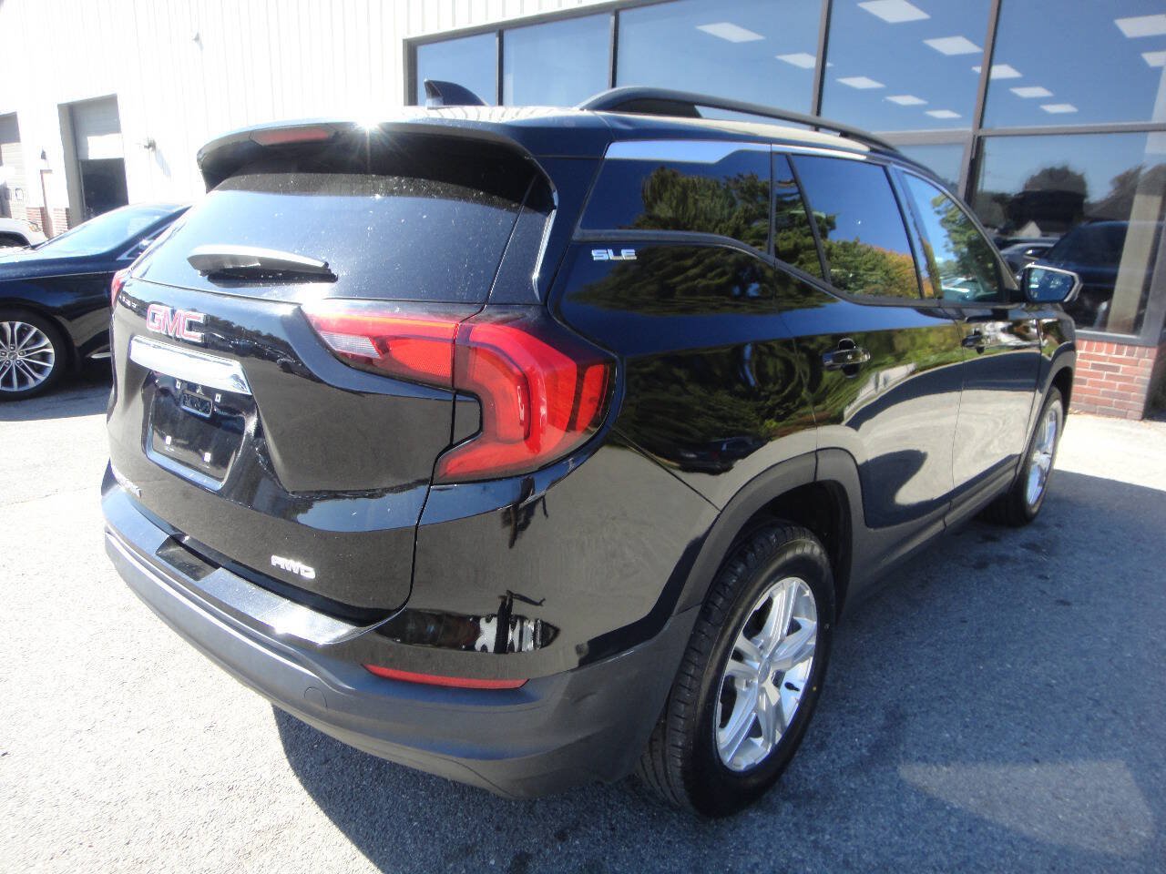 Used 2018 GMC Terrain SLE w/ Driver Convenience Package AWD/4WD image 4