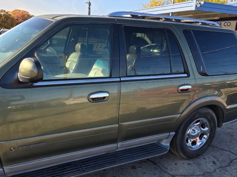 Used 2001 Lincoln Navigator 2WD image 2