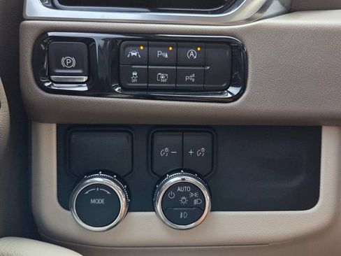 Used 2025 GMC Yukon Denali RWD image 18