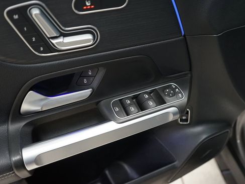 Used 2021 Mercedes-Benz GLB 250 4MATIC image 26