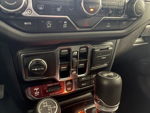 Used 2024 Jeep Wrangler Rubicon w/ Convenience Group image 14