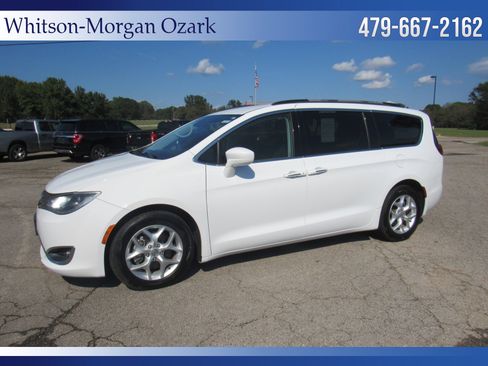 Used 2018 Chrysler Pacifica Touring Plus w/ Tire & Wheel Group image 5