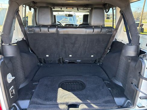 Used 2015 Jeep Wrangler Unlimited Rubicon w/ Connectivity Group image 8