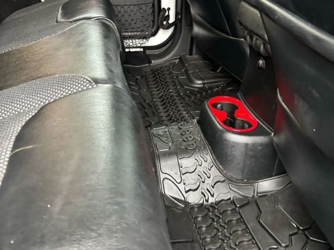 Used 2016 Jeep Wrangler Unlimited Sahara image 29