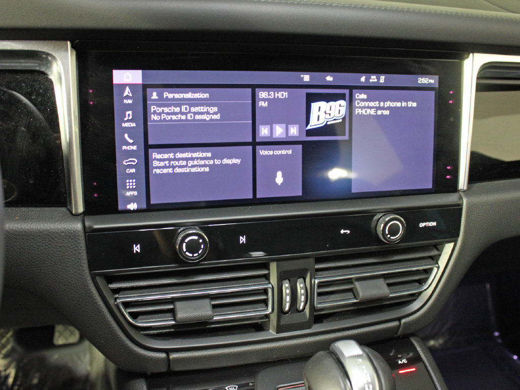 Certified 2022 Porsche Macan AWD/4WD image 30