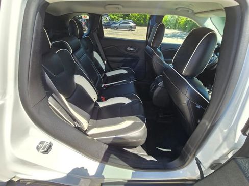Used 2019 Jeep Cherokee Latitude Plus AWD/4WD image 14