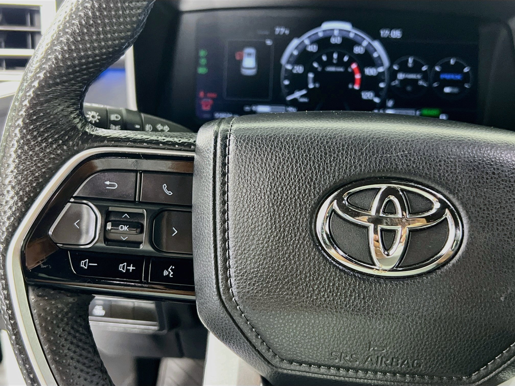 Used 2024 Toyota Sequoia Platinum AWD/4WD image 18