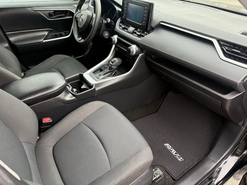 Used 2019 Toyota RAV4 LE image 3