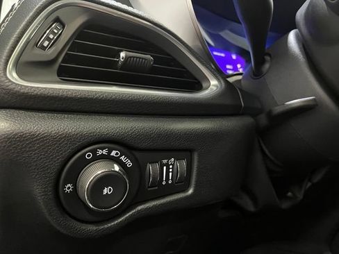 Used 2025 Chrysler Pacifica Limited FWD image 17