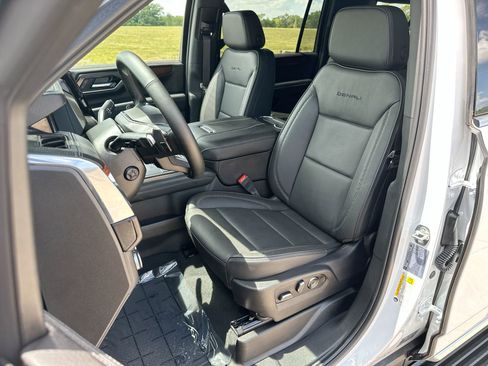 Certified 2025 GMC Yukon XL Denali w/ Sun & Power Step Package image 11