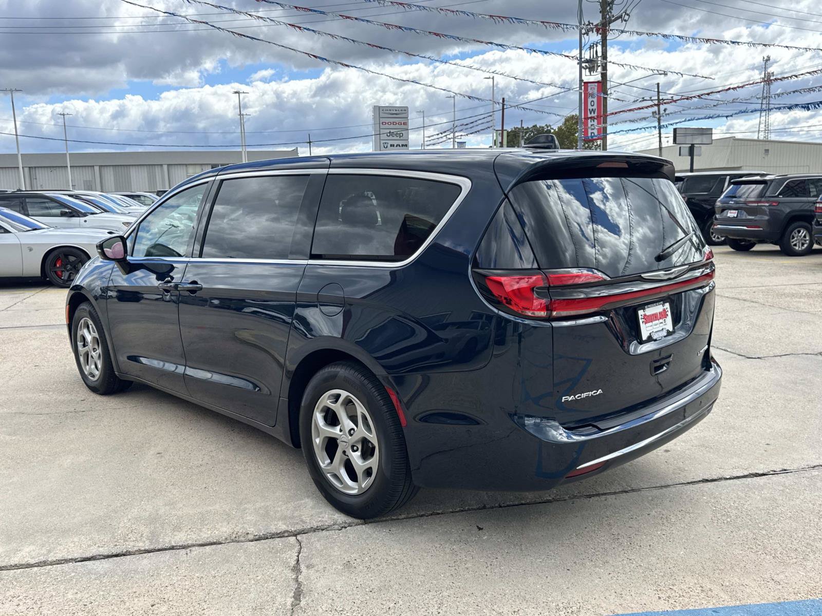 Used 2024 Chrysler Pacifica Limited FWD image 6