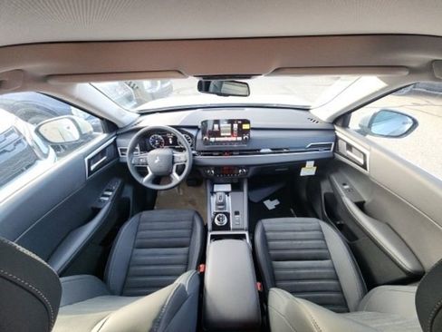 New 2024 Mitsubishi Outlander SE image 14