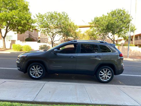 Used 2018 Jeep Cherokee Limited FWD image 17