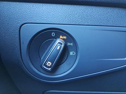 Certified 2019 Volkswagen Tiguan SE w/ Panoramic Sunroof Package image 26