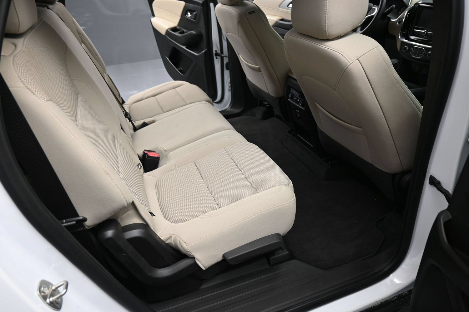 Used 2022 Chevrolet Traverse LS FWD image 19