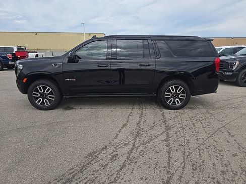 Used 2024 GMC Yukon XL AT4 w/ AT4 Premium Plus Package AWD/4WD image 3