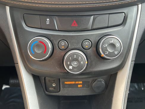 Used 2022 Chevrolet Trax LT w/ LT Convenience Package image 29