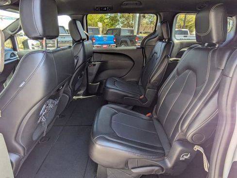 Used 2025 Chrysler Pacifica Select image 15