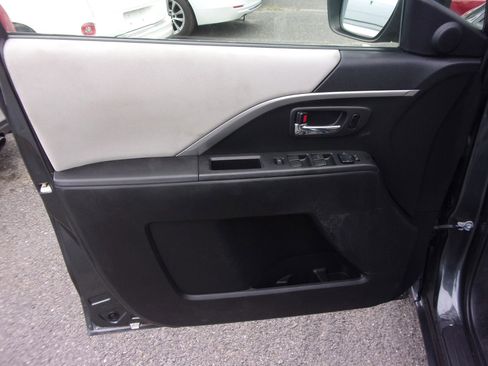 Used 2012 MAZDA MAZDA5 Sport image 10