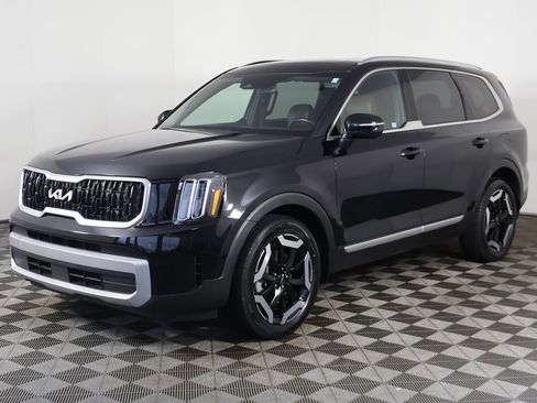 Used 2024 Kia Telluride EX w/ EX Captain's Chair Package image 10