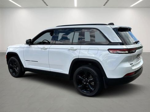 Used 2023 Jeep Grand Cherokee Altitude AWD/4WD image 3