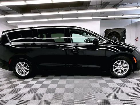 Used 2023 Chrysler Voyager LX FWD image 15