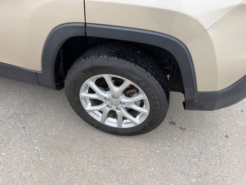 Used 2014 Jeep Cherokee Sport image 5