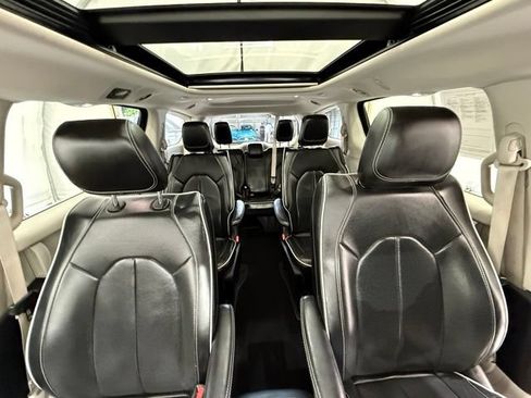 Used 2023 Chrysler Pacifica Limited FWD image 34