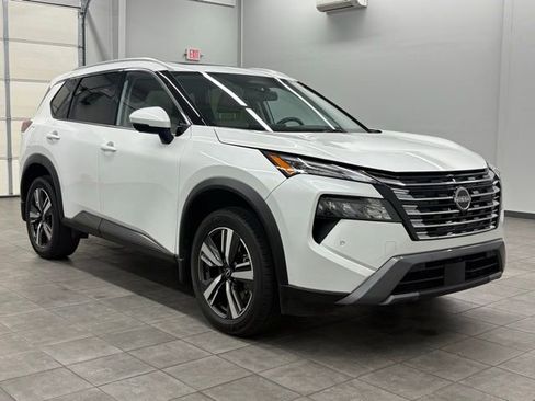 Used 2025 Nissan Rogue SL w/ Tech Package image 1