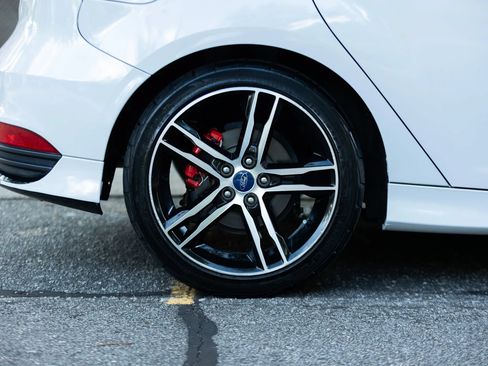 Used 2018 Ford Focus ST w/ Equipment Group 402A FWD image 14