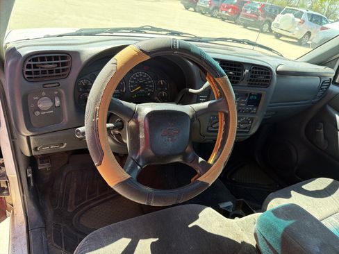 Used 2001 Chevrolet S10 Pickup LS w/ Preferred Equipment Group image 11