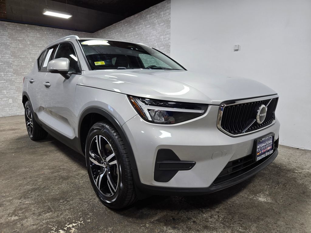 Used 2023 Volvo XC40 B5 Core w/ Climate Package AWD/4WD image 4