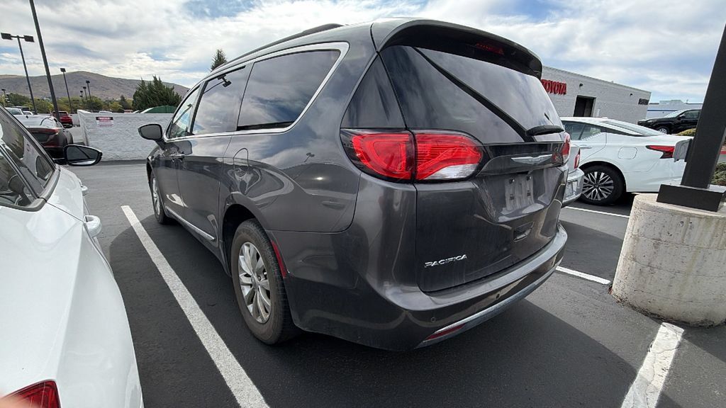 Used 2017 Chrysler Pacifica Touring-L FWD image 3