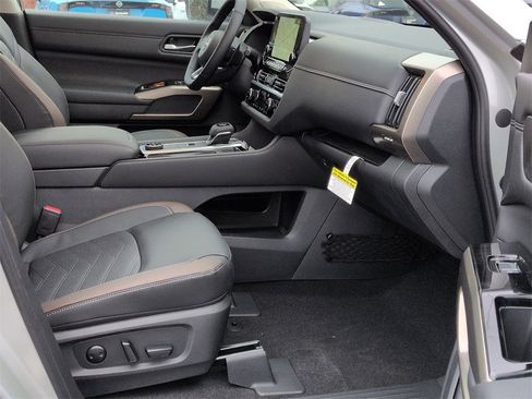 New 2025 Nissan Pathfinder Platinum image 22