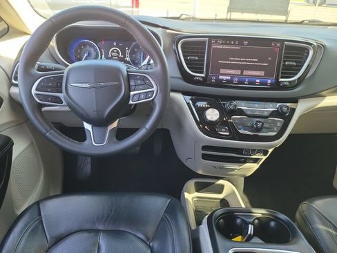 Used 2022 Chrysler Pacifica Touring-L FWD image 15