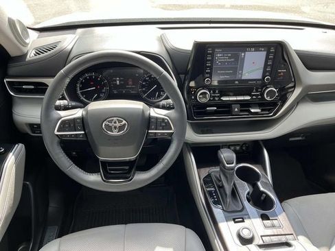 Used 2021 Toyota Highlander Limited image 12