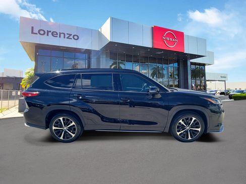 Used 2021 Toyota Highlander XSE FWD image 4