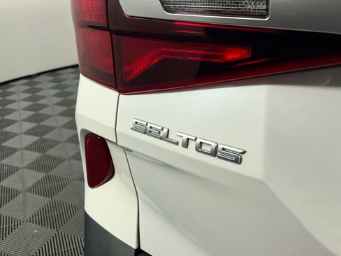 Certified 2022 Kia Seltos LX image 5