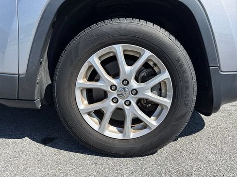 Used 2014 Jeep Cherokee Latitude w/ Cold Weather Group AWD/4WD image 9