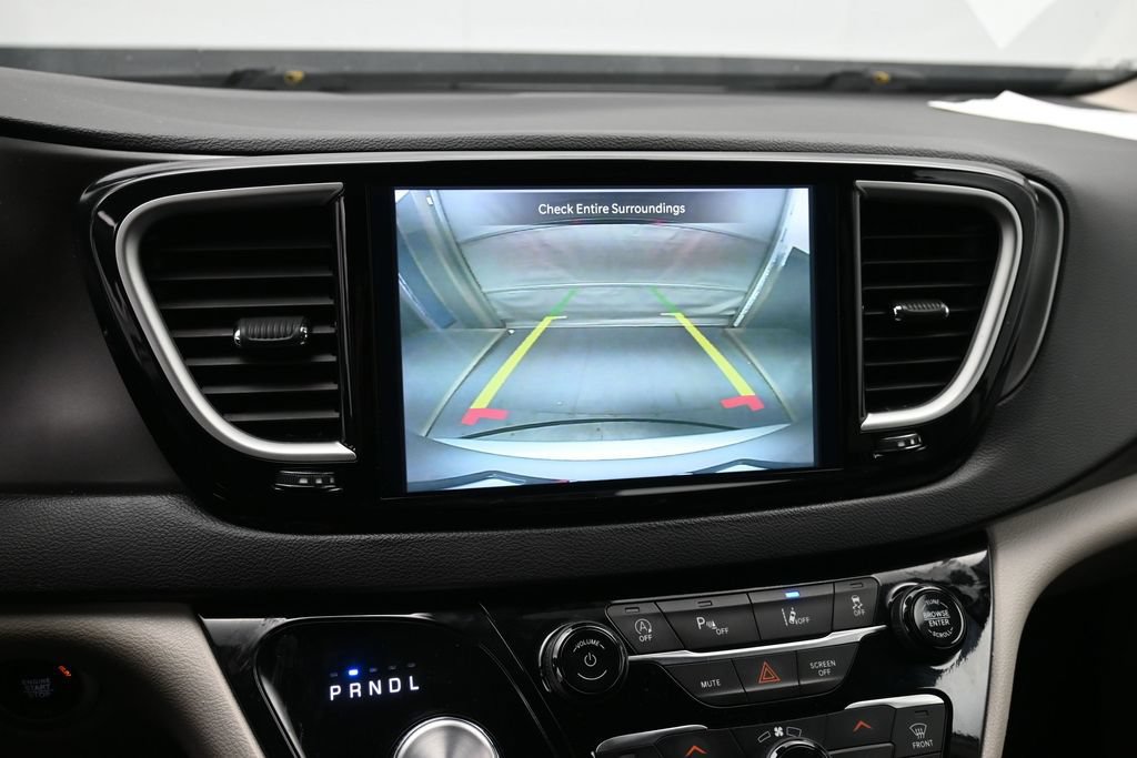 Used 2024 Chrysler Pacifica Touring-L FWD image 14