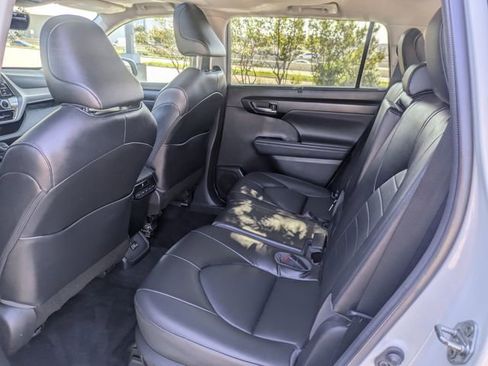 Used 2022 Toyota Highlander XLE image 29