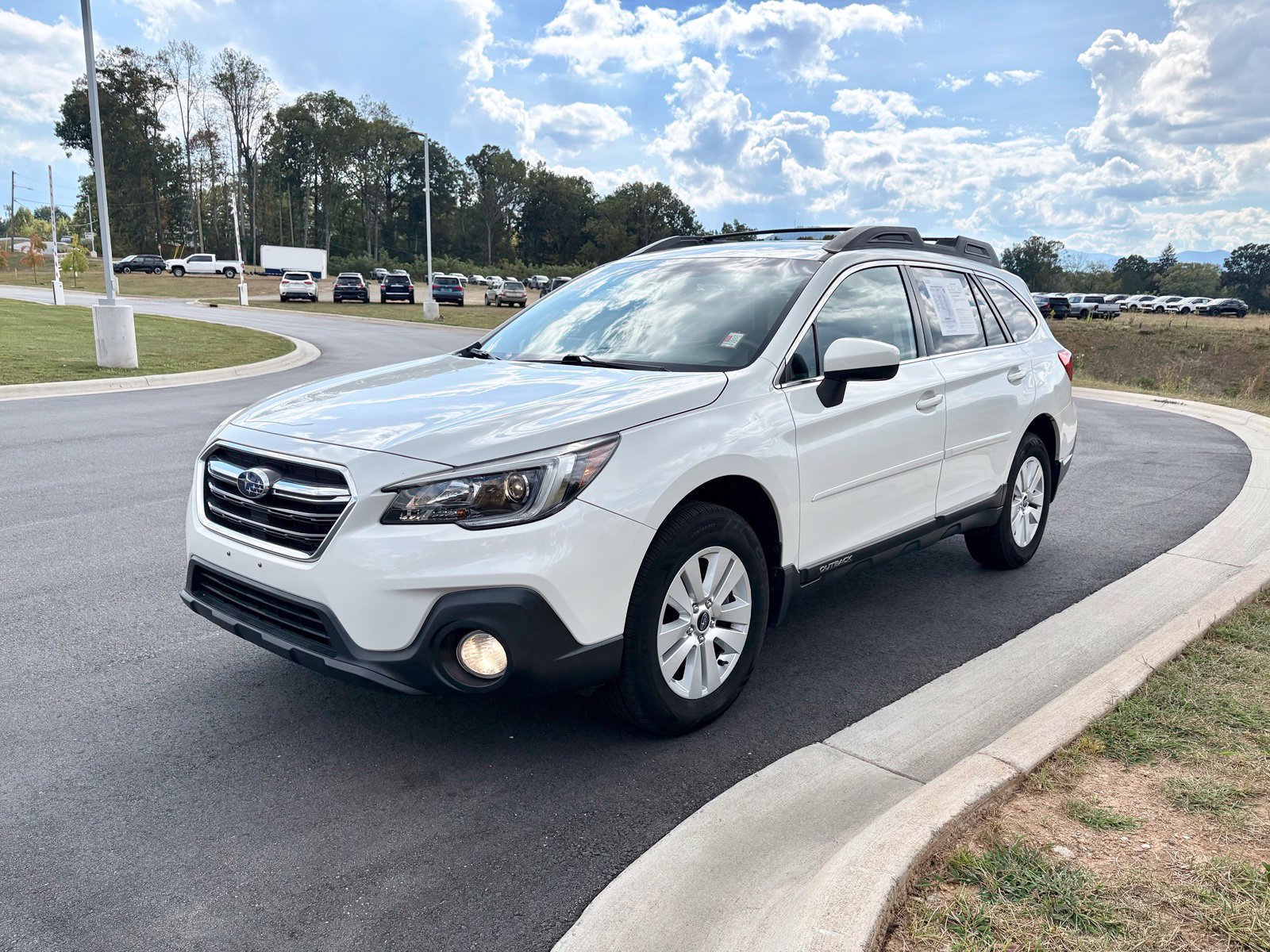 Used 2018 Subaru Outback 2.5i Premium AWD/4WD image 3