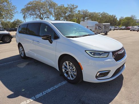 New 2026 Chrysler Pacifica Limited w/ Uconnect Theater Family Group FWD image 2