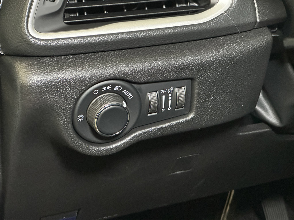 New 2027 Chrysler Pacifica Select AWD/4WD image 20