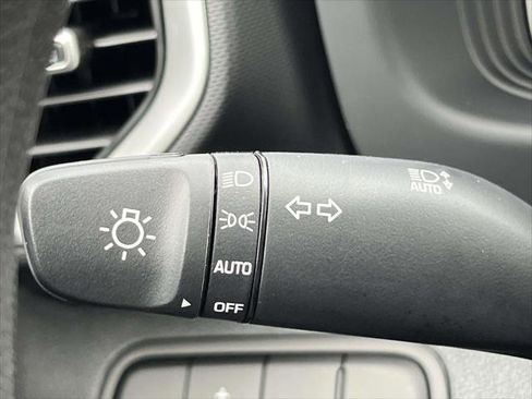 New 2025 Hyundai Venue SE image 15