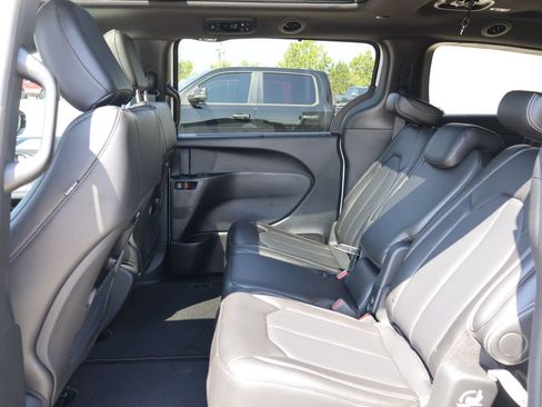 New 2026 Chrysler Pacifica Select FWD image 16