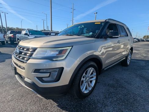 Used 2017 Ford Explorer XLT w/ Equipment Group 202A image 9