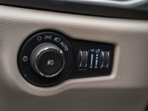 Used 2024 Chrysler Pacifica Touring-L image 40